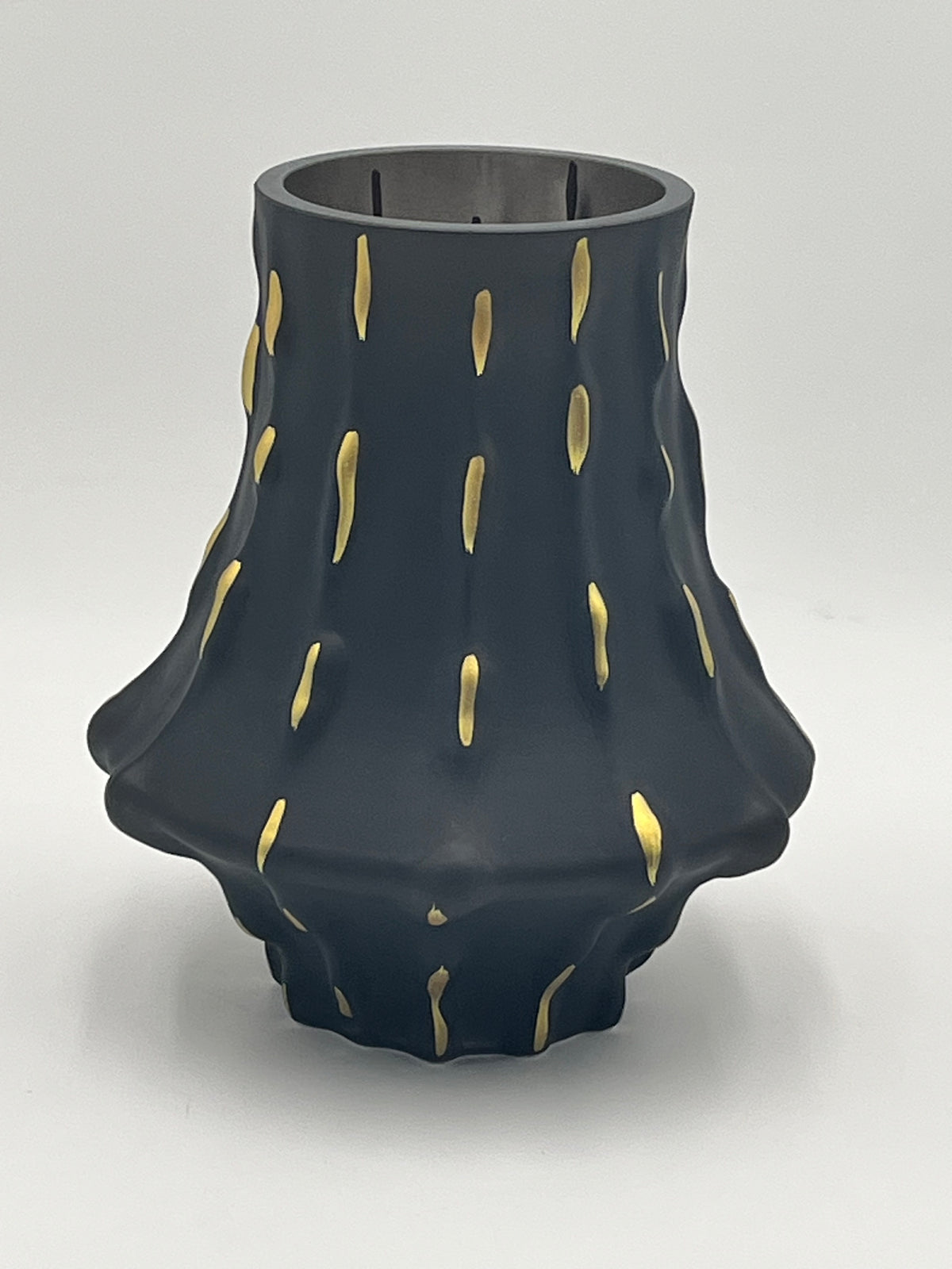 Midnight Ember in matte black vase showcases a dramatic & sculptural silhouette, providing a sophisticated, modern backdrop for the decorative accents.